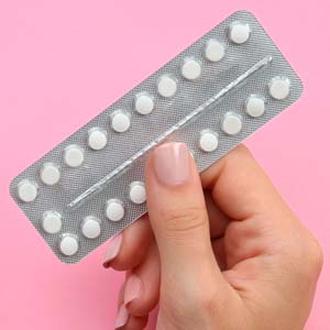 La pillola contraccettiva può avere anche benefici sulla salute: mantiene il ciclo regolare, meno intenso e più breve e fa diminuire i dolori.
